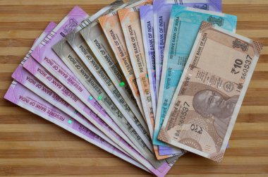 10, 50,100, 200, 500 ve 2000 rupi demeti yepyeni renkli Hint para banknotlarının kapatılması ve ahşap arka plan aleyhine demonetization sonra dolaşımda