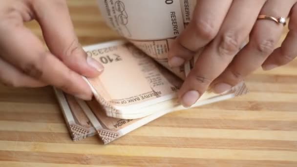 Mains Comptant Nouveau Brun Roupies Indiennes Billets Monnaie Sur Fond — Video