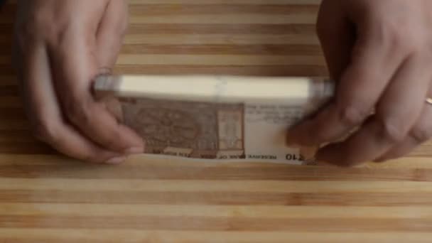 Hände Die Neue Braune Rupien Banknoten Vor Einem Holzbretthintergrund Zählen — Stockvideo
