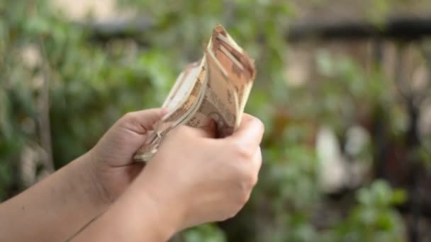 Mani Che Contano Nuovi Rupie Banconote Valuta Indiana Sullo Sfondo — Video Stock