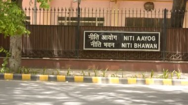 Yeni Delhi, Hindistan, 2020. NITI Bhawan Aayog Ulusal Değişim Kurumu 'nun önünden geçen trafik, Birlik Kabinesi tarafından 2015 yılında kuruldu ve hükümetin ilk politikası olan 