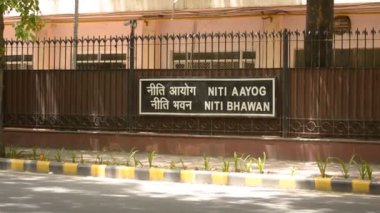 Yeni Delhi, Hindistan, 2020. NITI Bhawan Aayog Ulusal Değişim Kurumu 'nun önünden geçen trafik, Birlik Kabinesi tarafından 2015 yılında kuruldu ve hükümetin ilk politikası olan 
