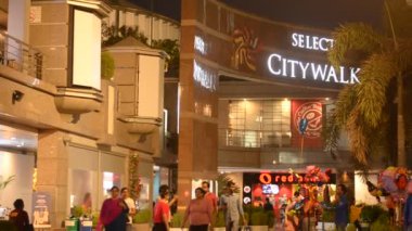 Saket, Delhi 'deki Seçilmiş Şehir Yolu alışveriş merkezinden alışveriş yapan bir kalabalık.