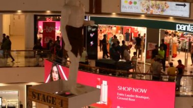 Saket, Delhi 'deki Seçilmiş Şehir Yolu alışveriş merkezinden alışveriş yapan bir kalabalık.