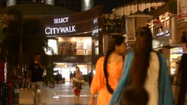 Saket, Delhi 'deki Seçilmiş Şehir Yolu alışveriş merkezinden alışveriş yapan bir kalabalık.