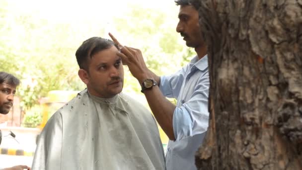 Delhi India 2019 Peluquero Cortándose Pelo Hombre Improvisada Tienda Carretera — Vídeo de stock