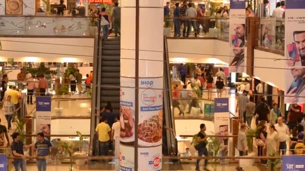 2019年 インド デリー デリーのサケトにあるセレクト シティウォーク ショッピングモールで買い物をする人々の群衆 このビデオは 多くの人々が廊下を歩いてショッピングモールの3階を示しています — ストック動画
