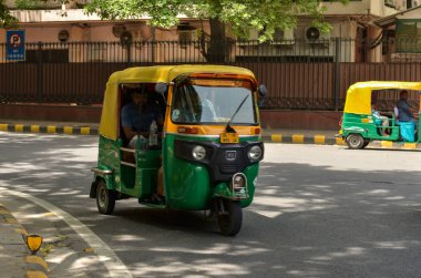 Vurgulu görünümlü Cng autorickshaw yakıtlı, Delhi yolun köşesinde duran, India.Its Mumbai, Pune, Lucknow, Jaipur, Haydarabad, Bangalore Hint yollarda popüler bir kentsel ulaşım