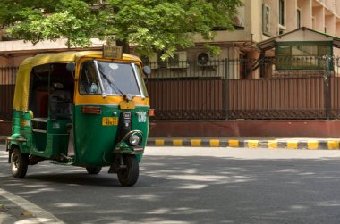 Vurgulu görünümlü Cng autorickshaw yakıtlı, Delhi yolun köşesinde duran, Hindistan,2019. Mumbai, Pune, Lucknow, Jaipur, Haydarabad, Bangalore Hint yollarda popüler bir kentsel ulaşım