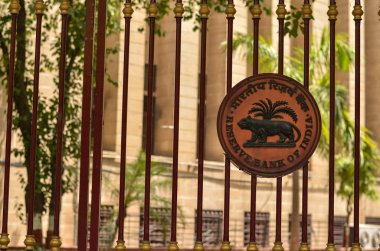 Patel Chowk, Connaught Place, Delhi arka planda ofis binası ile Hindistan Reserve Bank kapalı demir Kapısı (rbi) bina rbi logosu, Hindistan