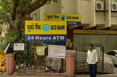 Yeni Delhi, Hindistan, 2019. Patel Chowk metro istasyonu yakınında, Parlamento Caddesi'nde bir kapılı bina içinde Uco banka şubesi ve Atm