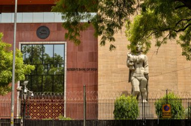 Hindistan 'ın Delhi kentindeki Rezerv Bankası' nın girişine Bisnagar Yakshini & Parkham Yaksha heykeli dikildi.