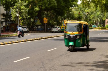 Vurgulu görünümlü Cng autorickshaw yakıtlı, Delhi yolun köşesinde duran, Hindistan,2019. Mumbai, Pune, Lucknow, Jaipur, Haydarabad, Bangalore Hint yollarda popüler bir kentsel ulaşım