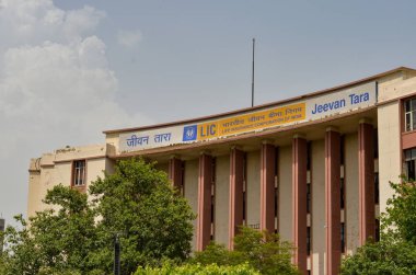 Patel Chowk, Yeni Delhi, Hindistan, 2019. Lic 'in reklamı üstteyken Hindistan Merkez Binası' nın düşük açılı görüntüsü 