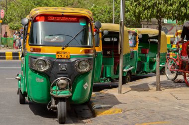 Vurgulu görünümlü Cng otoçekçek yakıtlı, Delhi yolun köşesinde duran, Hindistan. Mumbai, Pune, Lucknow, Jaipur, Haydarabad, Bangalore Hint yollarda popüler bir kentsel ulaşım