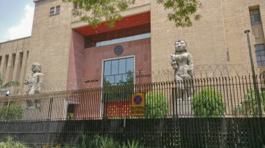 Hindistan 'ın Delhi kentindeki Rezerv Bankası' nın girişine Bisnagar Yakshini & Parkham Yaksha heykeli dikildi.