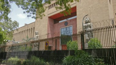 Hindistan 'ın Delhi kentindeki Rezerv Bankası' nın girişine Bisnagar Yakshini & Parkham Yaksha heykeli dikildi.