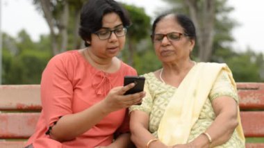 women reading from the phone.