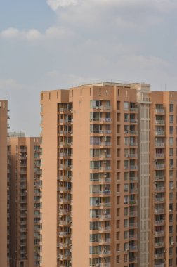 Yeni Delhi Ncr, Hindistan arka planda inşaat binaları altında highrise lüks dairelerin havadan çekim