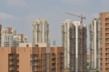 Yeni Delhi Ncr, Hindistan arka planda inşaat binaları altında highrise lüks dairelerin havadan çekim