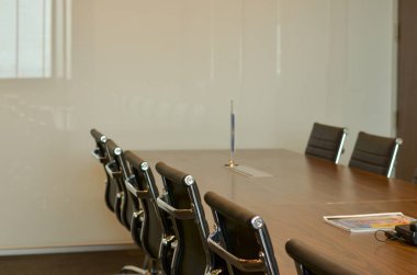 Ahşap masa ve beyaz tahta ile modern bir ofiste bir Yönetim Kurulu odası yan görünümü. Beyaz duvarlar ve modern bir görünüm bu vitrin kurumsal kurulum için mükemmel bir yer yapar