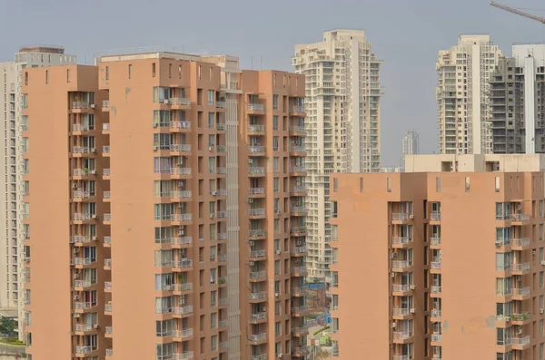 Légi Felvétel Highrise Luxus Apartmanok Alatt Építkezési Épületek Háttérben Delhi — Stock Fotó