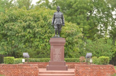 Netaji Subhash Teknoloji Enstitüsü (Nsit), Yeni Delhi, Hindistan. Subhash Chandra Bose 'un siyah taş heykeli. Bağımsızlıkta özgürlük savaşçısı ve devrimci Hint Ulusal Ordusu