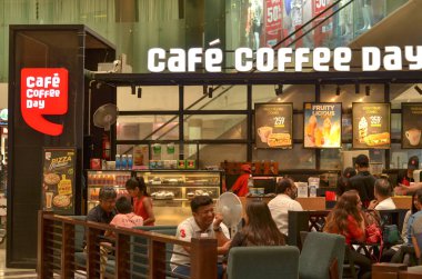 Delhi, Hindistan, 2019. Açık Cafe Coffee Day alışveriş merkezi içinde müşteriler oturan ve kahve keyfi ile. Ccd'nin sloganı 