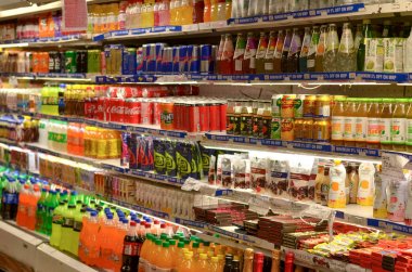 Soğuk içecekler, meyve suları, su, soda vb popüler FMCG markaları bir alışveriş merkezinde modern bir bakkal Outlet bir buzdolabında koridorda görüntülenen, Yeni Delhi, Hindistan 2019