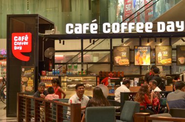 Delhi, Hindistan, 2019. Açık Cafe Coffee Day alışveriş merkezi içinde müşteriler oturan ve kahve keyfi ile. Ccd'nin sloganı 