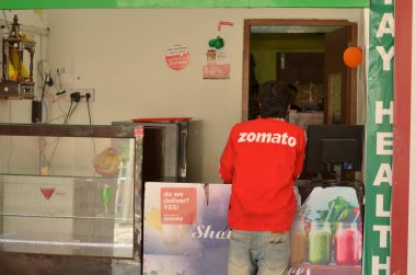 Gurgaon, Delhi, Hindistan, 2019. Delivery Boy zomato, gıda-teknoloji alanında önde gelen online gıda dağıtım başlangıç, siparişleri almak için bekliyor.