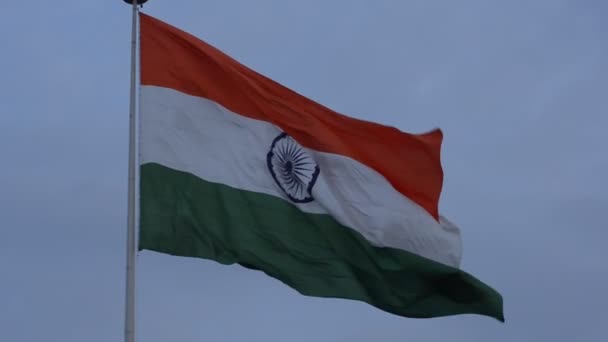 インド国旗 デリー デリーのコナウトプレイスのセントラルパークで三色の揺れと広がり 公共の表示上の最大のインドの旗は アタリワガ国境 アムリトサル パンジャブ インドです — ストック動画