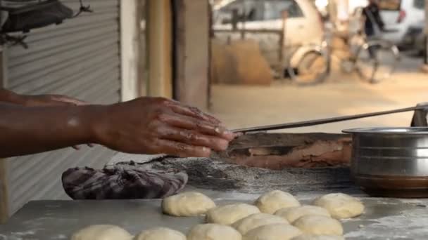 在印度北部 一个人在坦特门的一个圆柱形粘土或金属烤箱中放置手工制作的茶茶 楠面包 在南亚 中亚和西亚 它被用来做饭 — 图库视频影像