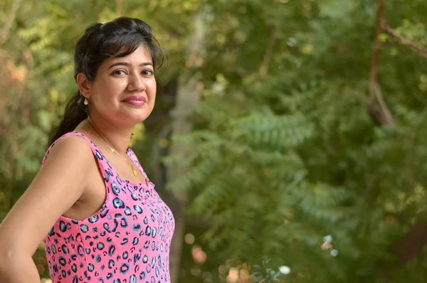 Retrato Modelo Feminino Jovem Confiante Posando Vestindo Vestido Rosa Parque — Fotografia de Stock