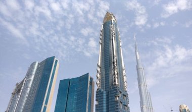 Dubai, Birleşik Arap Emirlikleri (Uae) iş bölgesi gökdelenlerle kaplı, Şeyh Zayed Yolu 'ndan görüldüğü gibi. Şam, Emaar vs. tarafından inşa edilen uzun ve modern cam binalar en pahalı gayrimenkullerdir.