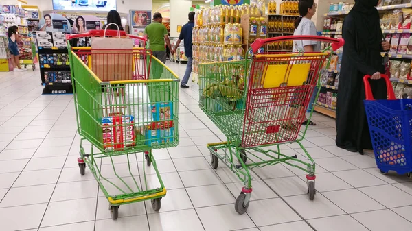 Dubai Emirados Árabes Unidos 2019 Carrinhos Compras Uma Loja Hipermercado — Fotografia de Stock