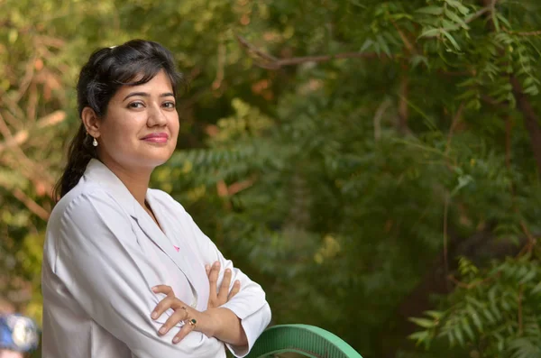 Retrato Uma Jovem Médica Profissional Confiante Vestindo Casaco Branco Ambiente — Fotografia de Stock