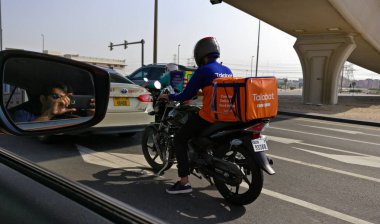 Dubai, BAE, 2020. Bisikletli Talabat. Ortadoğu 'daki en büyük çevrimiçi gıda sipariş platformu GCC ve Ürdün. Dubai, Abu Dabi ve diğer şehirler Zomato, Foodpanda Uber Yeme ile rekabet halindedir.