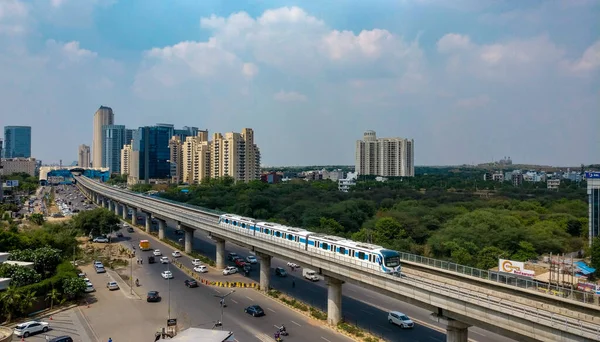 Gurgaon, Hindistan, 2020. Delhi NCR, Gurgaon, Noida 'nın kentsel alanlarında metro raylarında hızla ilerleyen metro hatlarının hava görüntüsü. Mevcut DMRC demiryolu ağına çok faydalı bir ekleme