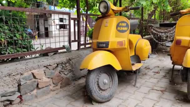 Yeni Delhi, Hindistan, 2020. Şişko Albert restoranının yemek teslimatı için park etmiş garip sarı renkli Bajaj scooter 'lar. — Stok video