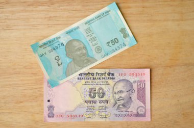 Gösteriden sonra eski pembe ve yeni 50 kalibrelik Hint Rupisi