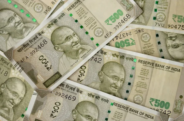 인도에서 발행되는 500 지폐가 새로운 형형색색의 은행권이 폐쇄되고 유통되고 — 스톡 사진