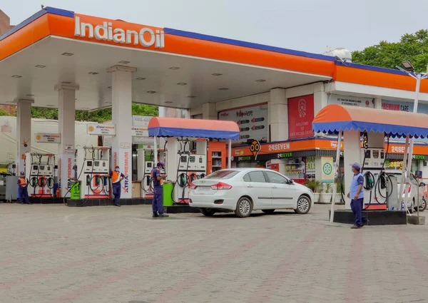 Yeni Delhi, Hindistan, 2020. Benzin / Diesel, bir Hint Petrol Pompası 'nda depoyu doldurmak ve PUC' yi almak için kirlilik kontrol merkezlerini kontrol etmek için arabaya dolduruluyor. Fiyat artışı ekonominin göstergesi olarak kabul edilir