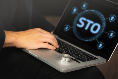 Tanrı'nın askerleri ve Ethereum ile Laptop işadamı