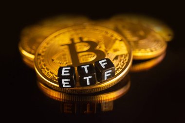 Bitcoin Etf ve sikkeler üzerinde siyah yansıma ile