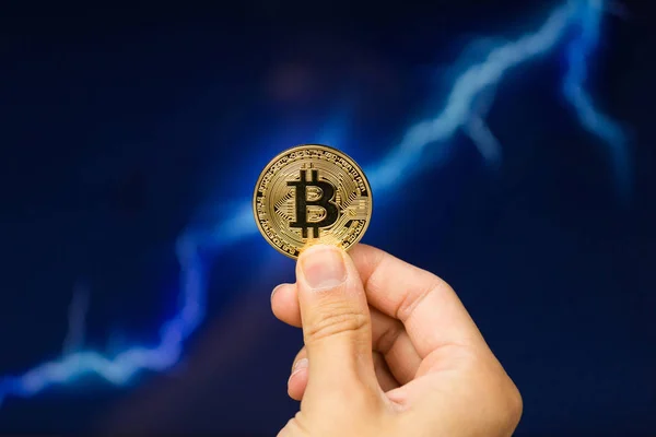 Bitcoin frente a un rayo —  Fotos de Stock