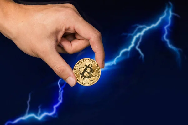 Bitcoin frente a un rayo — Foto de Stock