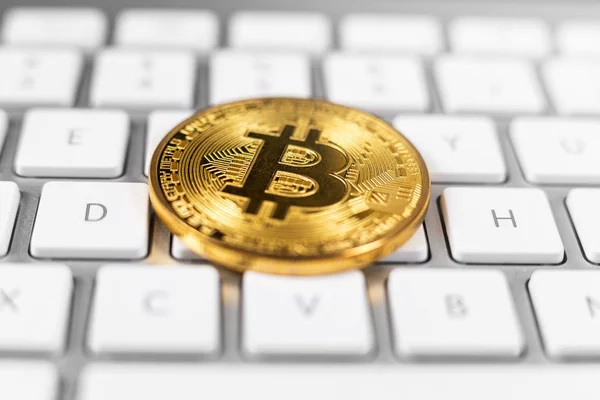 Bitcoin sulla tastiera — Foto Stock