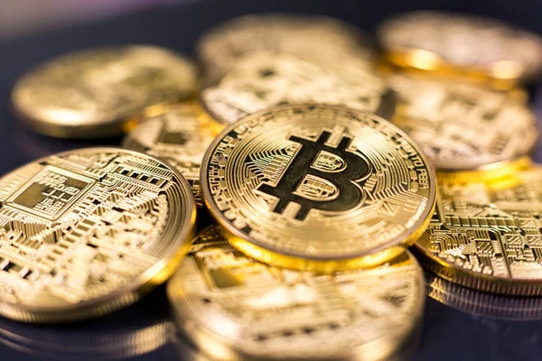 Bitcoin auf schwarz — Stockfoto