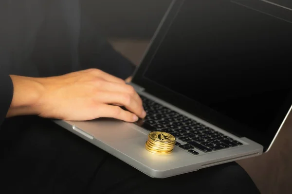 Biznesmen na laptopie z monety bitcoin — Zdjęcie stockowe
